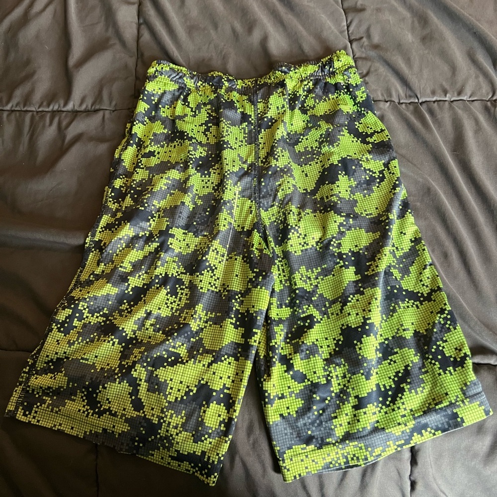 Lot of 5 pairs of shorts.  (Men’s small) - Picture 6 of 11